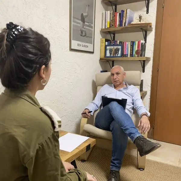 מנחה NLP בפגישה אישית עם כרטיסי עבודה - מכללת תז״א