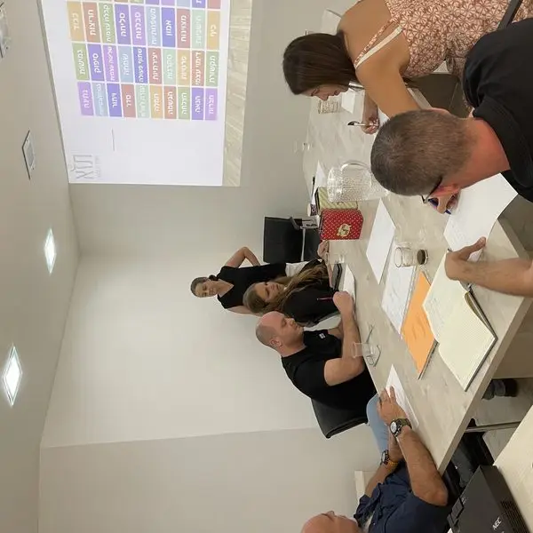 סדנת NLP בכיתה, משתתפים סביב שולחנות - מכללת תז״א