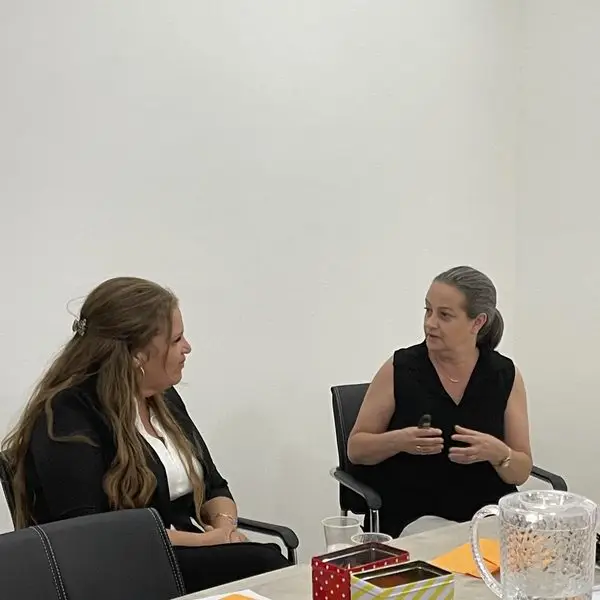 שתי משתתפות בשיחה אישית, תקשורת ויחסים - מכללת תז״א